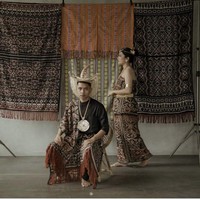 Lagi kain khas Sumatera Utara menjadi inspirasi prewedding satu. Dekorasi kain ulos membuat foto terlihat estetik. Foto: Instagram @katakitaphoto.