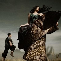 Konsep foto prewedding tanpa bersentuhan lainnya, kamu bisa ikuti pasangan ini. Foto dengan konsep outdoor dan mengenakan kain khas daerah yang memesona. Ditambah dengan gaya candid menambah kesan estetik. Foto: Instagram @katakitaphoto.