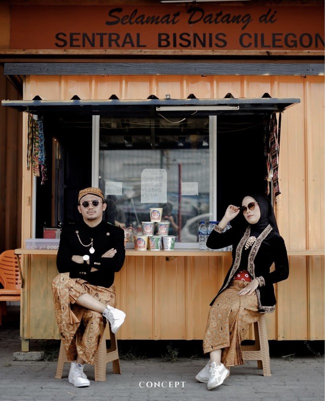 Ide foto prewedding tanpa bersentuhan selanjutnya adalah dengan kompak memakai kebaya dan kain jarik adat Yogyakarta. Pria memakai beskap lengkap dengan aksesori di kancing. Sedangkan wanita memakai kebaya hitam lengkap kain dodot dan jarik. Foto: Instagram @concept_photography.