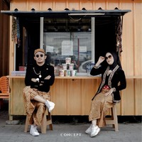 Ide foto prewedding tanpa bersentuhan selanjutnya adalah dengan kompak memakai kebaya dan kain jarik adat Yogyakarta. Pria memakai beskap lengkap dengan aksesori di kancing. Sedangkan wanita memakai kebaya hitam lengkap kain dodot dan jarik. Foto: Instagram @concept_photography.
