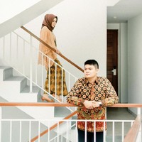 Kain batik juga bisa menjadi pilihan bagi kamu yang ingin mengadakan sesi foto prewedding. Pose wanita seolah sedang turun dari anak tangga. Dan pria seolah menunggu kedatangan wanita.  Foto: Instagram @merakitales.id.