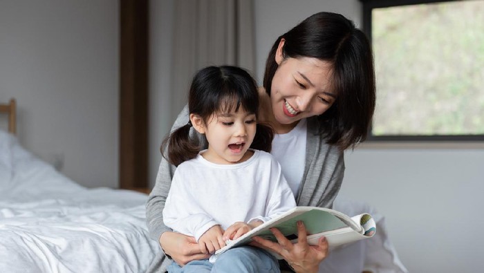 Ilustrasi ibu dan anak membaca buku