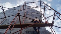 Beberapa pekerja sibuk memperindah tembok berlapis marmer yang memutari cungkup nisan MBK. Tampak seorang pekerja mengoperasikan beberapa alat poles marmer. Marmer itu didatangkan dari Tulungagung sekitar tahun 1977.