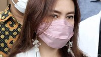 Irena pun berusaha tetap tegar meskipun mengetahui fakta perselingkuhan suaminya itu. Pool/Noel/detikFoto