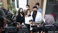 Ia menghadiri sidang perdana pada kasus perceraiannya dengan Ichsan Reinaldy. Pool/Noel/detikFoto