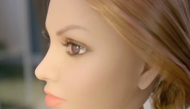 “Kami membuat boneka untuk siapa saja. Tidak ada pembatasan usia, jenis kelamin, pria atau wanita. Konsumen kami sangat beragam,” katanya. Foto: Dok. ITV This Morning, Chanel 5 TV, Maroon Productions