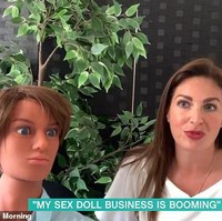 Jade Stanley menjelaskan boneka seks buatannya bisa dilengkapi dengan AI (Artificial Intelligence) atau  simulasi dari kecerdasan yang dimiliki oleh manusia yang dimodelkan di dalam mesin. Boneka tersebut dapat merespons stimulasi yang diberikan oleh penggunanya. Boneka juga bisa berbicara, bergerak atau berperilaku sesuai fantasi penggunanya. Foto: Dok. ITV This Morning, Chanel 5 TV, Maroon Productions