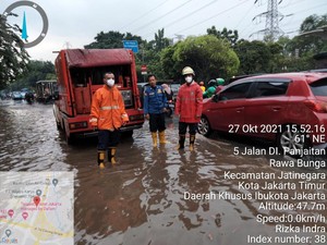 Hujan Deras Guyur DKI, Jalan DI Panjaitan Cawang Sempat Tergenang