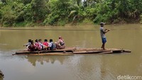 Semenjak jembatan gantung yang menjadi akses terdekat anak-anak berangkat ke sekolah itu ambruk pada Jumat (15/10), Wandi dan teman-teman sebayanya terpaksa naik getek untuk bisa menyeberang ke desa sebelah. Meski dilanda ketakutan saat menyeberangi sungai, bocah 10 tahun ini tak punya pilihan lantaran hanya itu akses terdekat mereka menuju sekolah.  