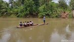 Jembatan Ambruk Nggak Bikin Semangat Bocah SD di Pandeglang Surut