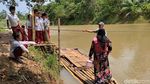 Jembatan Ambruk Nggak Bikin Semangat Bocah SD di Pandeglang Surut