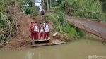 Jembatan Ambruk Nggak Bikin Semangat Bocah SD di Pandeglang Surut
