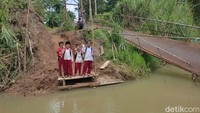 Ambruknya jembatan, yang memutus akses warga di dua kecamatan di Pandeglang, Banten, itu rupanya tak membuat semangat anak-anak surut untuk berangkat ke sekolah. Mereka tetap menempuh perjalanan dari rumah masing-masing meski harus naik getek saat melintasi Sungai Ciliman, Pandeglang.  