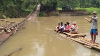 Ternyata, sebelum getek itu ada, Wandi dan anak-anak sekolah yang lain terpaksa meliburkan diri lantaran jembatan gantung yang ambruk itu sudah tak bisa digunakan lagi. Jika menempuh jalan lain, mereka akan kesulitan sampai ke sekolah karena memakan waktu perjalanan yang cukup lama.  