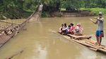 Jembatan Ambruk Nggak Bikin Semangat Bocah SD di Pandeglang Surut
