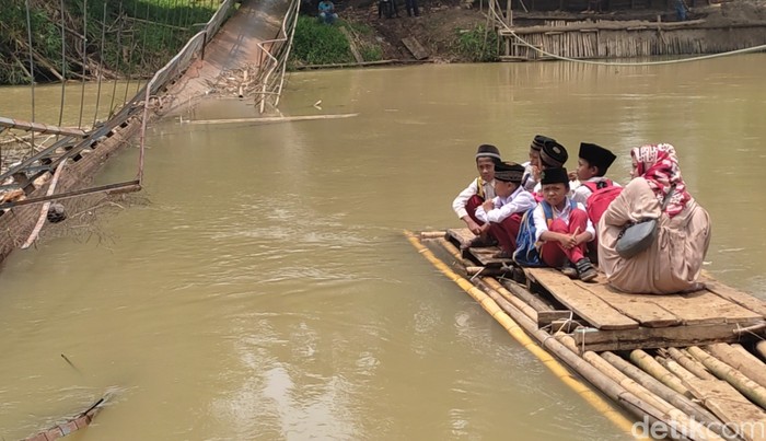 Jembatan gantung yang memutus akses warga di dua kecamatan di Pandeglang, Banten rupanya tak membuat semangat anak-anak surut untuk berangkat ke sekolah. Mereka pun tetap menempuh perjalanan dari rumahnya masing-masing meski harus naik di atas getek saat melintas di atas aliran Sungai Ciliman, Pandeglang.