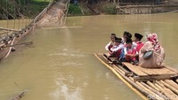 Dengan raut muka yang malu-malu, Wandi memberanikan diri menyampaikan permintaan kepada pemerintah supaya jembatan ambruk di desanya segera dibangun kembali. Pasalnya, sarana perlintasan tersebut menjadi akses terdekat warga untuk bisa melintas ke desa seberang.  