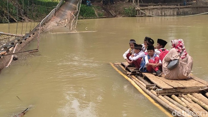 Jembatan gantung yang memutus akses warga di dua kecamatan di Pandeglang, Banten rupanya tak membuat semangat anak-anak surut untuk berangkat ke sekolah. Mereka pun tetap menempuh perjalanan dari rumahnya masing-masing meski harus naik di atas getek saat melintas di atas aliran Sungai Ciliman, Pandeglang.
