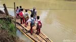 Jembatan Ambruk Nggak Bikin Semangat Bocah SD di Pandeglang Surut