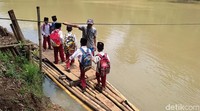 Dalam perjalanan, ada enam anak yang naik getek untuk menyeberangi sungai. Salah satunya adalah siswa kelas IV SD bernama Wandi, yang setiap hari harus bersekolah dari rumahnya di Desa Pasirloa, Kecamatan Sindangresmi, menuju Desa Karyasari, Kecamatan Sukaresmi, Pandeglang, Banten.  