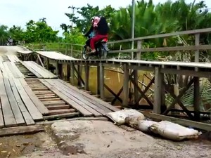 Warga Perbaiki Sementara Jembatan Rusak Terendam Air di Riau