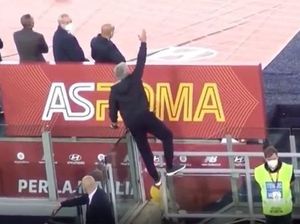 Aksi Panjat Pagar Mourinho Berikan Instruksi ke Pemain AS Roma