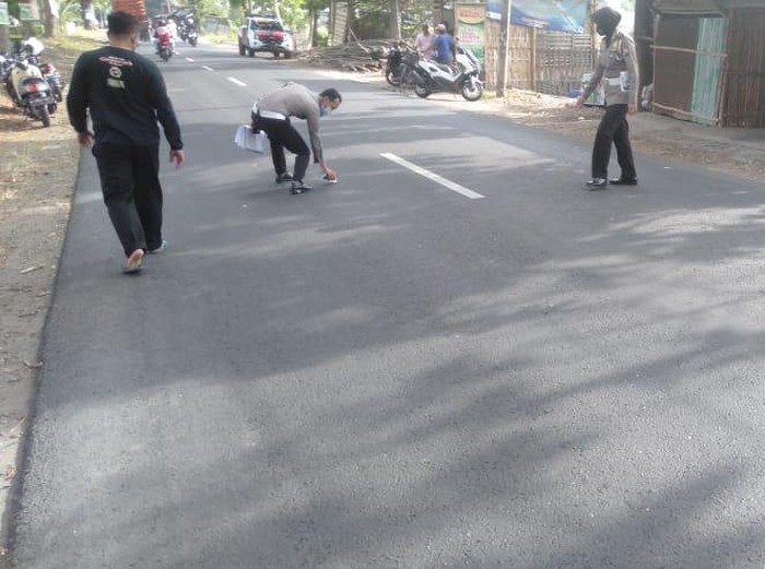 Pelajar SMA di Jombang mengalami kecelakaan saat berangkat sekolah. Korban tewas di lokasi setelah tertabrak sepeda motor dari arah berlawanan.