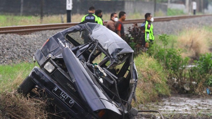 Sebuah kereta api melintas di depan bangkai mobil minibus bernopol N 1447 CP yang ringsek usai ditabrak kereta api di perlintasan tanpa palang pintu di Sonotengah, Malang, Jawa Timur, Rabu (27/10/2021). Tidak ada korban jiwa dalam kejadian tersebut. ANTARA FOTO/Ari Bowo Sucipto/foc.