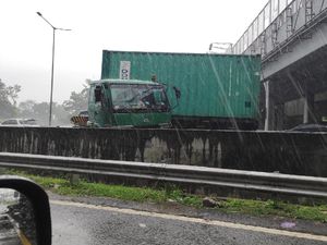 Petugas Evakuasi Truk Kontainer yang Kecelakaan di Tol Jakarta-Cikampek