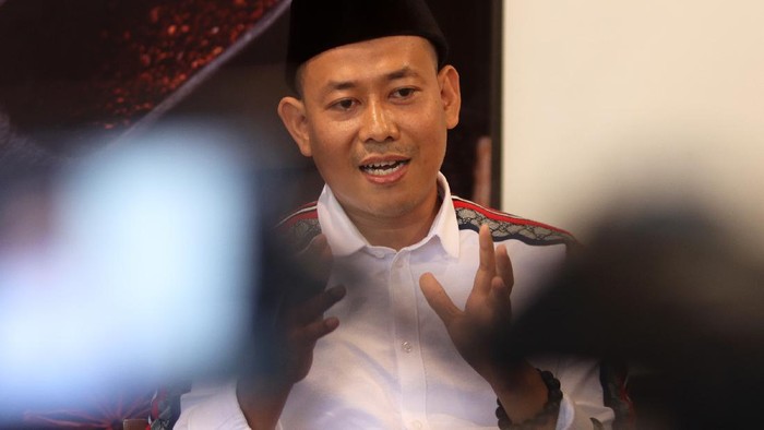 Kenapa Harus Alergi dan Takut Pada Investor Asing? Sebuah diskusi digelar dengan mengusung tema 'Menilai Transformasi Ekonomi Digital' sangat diperlukan mengikuti perkembangan arus ekonomi dimasa depan.
Dalam diskusi tersebut hadir tokoh muda NU Witjaksono yang menilai Jangan pernah alergi pada investor asing, tetapi bagaimana kita melihat peluang investasi ini dan mengelola kebijakan dalam membangun kesejahteraan masyarakat
.