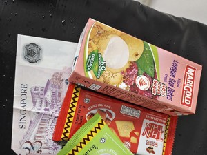 Haru! Kurir Ini Nangis Dapat Biskuit dan Tip dari Pelanggannya