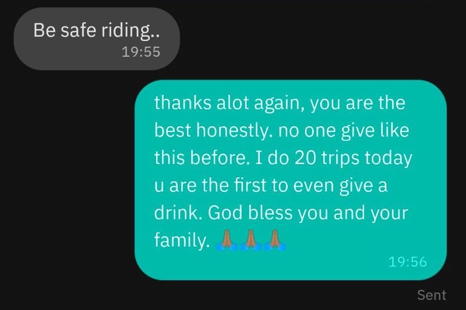 Kisah Haru Kurir Barang di Singapura yang Dapat Biskuit dan Minuman Gratis Sampai Nangis