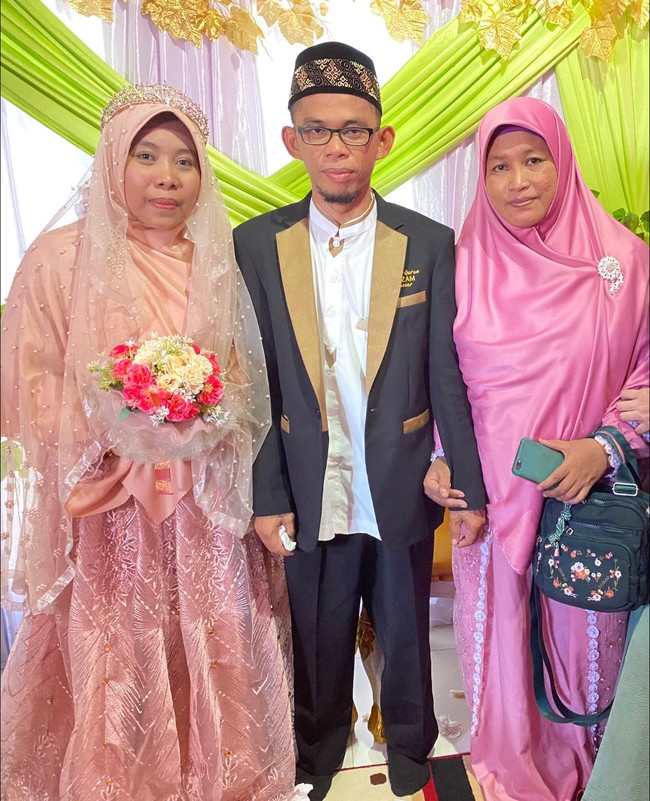 Kisah tersebut dibagikan di akun Facebook Nana Ratnawati Palaha, melalui sebuah video. Video tersebut memperlihatkan sosok seorang wanita menemani sang suami menikah lagi. Istri antarkan suami menikah, Masya Allah karena tidak semua perempuan mau mengizinkan atau berbagi suami. Namun beliaulah salah satu diantaranya yang mau karena Allah taala, tulis akun Facebook Nana Ratnawati Palaha. Foto: Dok. Facebook Nana Ratnawati Palaha.