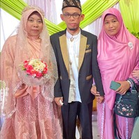 Kisah tersebut dibagikan di akun Facebook Nana Ratnawati Palaha, melalui sebuah video. Video tersebut memperlihatkan sosok seorang wanita menemani sang suami menikah lagi. Istri antarkan suami menikah, Masya Allah karena tidak semua perempuan mau mengizinkan atau berbagi suami. Namun beliaulah salah satu diantaranya yang mau karena Allah taala, tulis akun Facebook Nana Ratnawati Palaha. Foto: Dok. Facebook Nana Ratnawati Palaha.