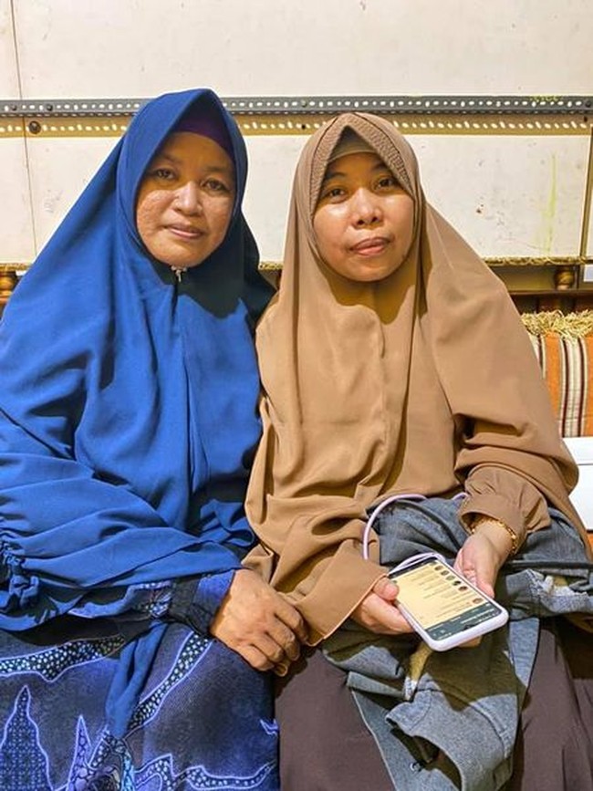 Dari sejumlah foto yang diunggah, ketiganya berdiri berdampingan dan tampak tersenyum bersama. Sementara melalui keterangan foto, dituliskan pria tersebut bernama ustaz Rahmatullah. Istri pertama, ustazah Nurul Aisyah dan istri kedua ustazah Sahruni. Nana pun berbincang dengan istri pertama ustaz Rahmatullah itu. Aisyah menceritakan kegiatannya sehari-hari. Foto: Dok. Facebook Nana Ratnawati Palaha.