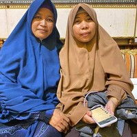 Dari sejumlah foto yang diunggah, ketiganya berdiri berdampingan dan tampak tersenyum bersama. Sementara melalui keterangan foto, dituliskan pria tersebut bernama ustaz Rahmatullah. Istri pertama, ustazah Nurul Aisyah dan istri kedua ustazah Sahruni. Nana pun berbincang dengan istri pertama ustaz Rahmatullah itu. Aisyah menceritakan kegiatannya sehari-hari. Foto: Dok. Facebook Nana Ratnawati Palaha.