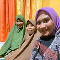Alhamdulillah saya dikaruniai empat anak, tempat tinggal tinggal saya di kampung parang kabupaten Gowa. Asal kelahiran di kampung Poko, kegiatan saya ibu rumah tangga dan mengurus suami. Alhamdulillah saya mengajar Tahfidz, mempelajari dan menghafal Al-Quran, ungkap Nurul Aisyah sang istri pertama yang mengantar suami menikah lagi. Foto: Dok. Facebook Nana Ratnawati Palaha.