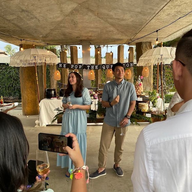 Dari foto-foto yang diunggah teman dan sahabat, lamaran yang dilakukan Rob Clinton Kardinal di Bali disiapkan secara spesial dengan kehadiran orang-orang terdekat. Foto: Instagram @musemediaid