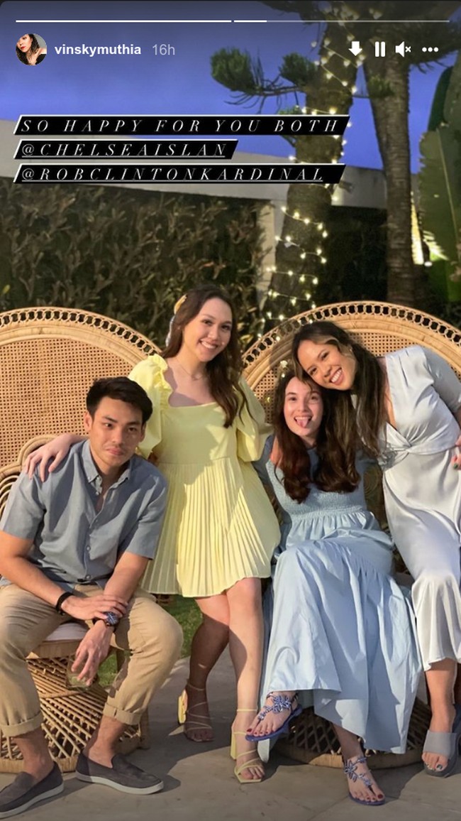 Momen lamaran romantis Chelsea Islan dihadiri teman dan keluarga. Beberapa sahabat Chelsea pun ikut membagikan perayaan tersebut. Foto: Instagram @vinskymuthia