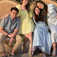 Momen lamaran romantis Chelsea Islan dihadiri teman dan keluarga. Beberapa sahabat Chelsea pun ikut membagikan perayaan tersebut. Foto: Instagram @vinskymuthia