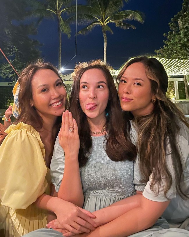 Ikut disaksikan para sahabat, hari tersebut semakin terasa spesial. Foto: Instagram @vinskymuthia