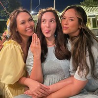 Ikut disaksikan para sahabat, hari tersebut semakin terasa spesial. Foto: Instagram @vinskymuthia