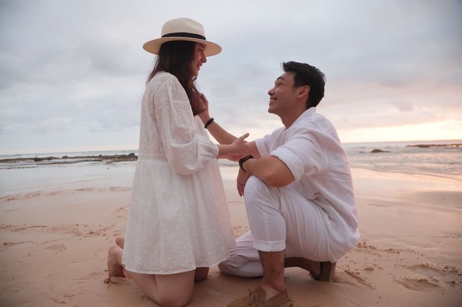 Dalam postingan tersebut, ibu Chelsea, Samantha Barbara, menulis bahwa ia sangat berbahagia dengan momen spesial anaknya. Samantha juga sekaligus menyambut pria yang dikenal sebagai politisi muda tersebut ke dalam keluarga mereka. Foto: Instagram @samantha_barbara2