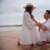 Dalam postingan tersebut, ibu Chelsea, Samantha Barbara, menulis bahwa ia sangat berbahagia dengan momen spesial anaknya. Samantha juga sekaligus menyambut pria yang dikenal sebagai politisi muda tersebut ke dalam keluarga mereka. Foto: Instagram @samantha_barbara2