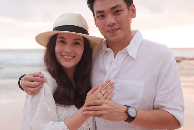 Chelsea Islan baru saja menerima pinangan dari pacarnya, Rob Clinton Kardinal. Meski belum membagikan momen bahagia tersebut secara pribadi kepada publik, beberapa keluarga dan teman telah mengabadikannya di media sosial. Foto: Instagram @samantha_barbara26
