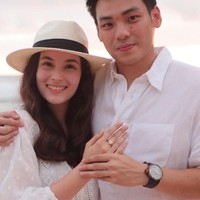 Chelsea Islan baru saja menerima pinangan dari pacarnya, Rob Clinton Kardinal. Meski belum membagikan momen bahagia tersebut secara pribadi kepada publik, beberapa keluarga dan teman telah mengabadikannya di media sosial. Foto: Instagram @samantha_barbara26