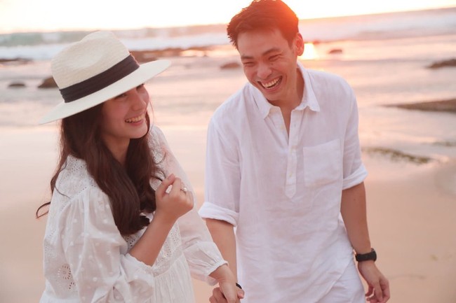 Potret kemesraan Chelsea Islan dan tunangannya Rob Clinton dibagikan sang ibu di Instagram. Dalam foto-foto tersebut, keduanya terlihat bahagia selagi menunjukkan cincin lamaran di pantai. Foto: Instagram @samantha_barbara26