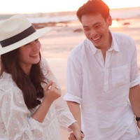 Potret kemesraan Chelsea Islan dan tunangannya Rob Clinton dibagikan sang ibu di Instagram. Dalam foto-foto tersebut, keduanya terlihat bahagia selagi menunjukkan cincin lamaran di pantai. Foto: Instagram @samantha_barbara26