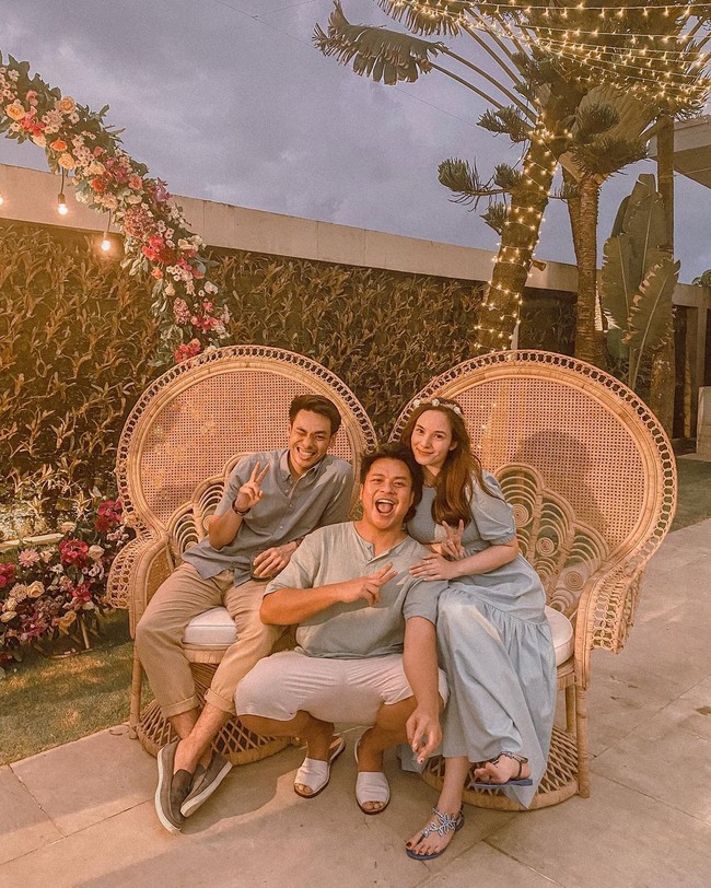 Sahabat lain yang hadir di hari bahagia Chelsea dan Rob adalah makeup artist Ryan Ogilvy. Mereka kompak berbusana biru yang tampaknya menjadi dress code acara. Foto: Instagram @ryanogilvy