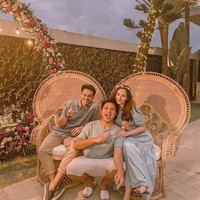 Sahabat lain yang hadir di hari bahagia Chelsea dan Rob adalah makeup artist Ryan Ogilvy. Mereka kompak berbusana biru yang tampaknya menjadi dress code acara. Foto: Instagram @ryanogilvy